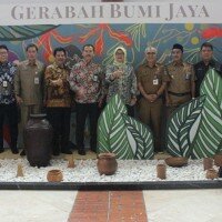 Foto bersama Sekretaris Daerah (Sekda) Kabupaten Serang, Tubagus Entus Mahmud Sahiri, didampingi Kepala Diskoperindag Abdul Wahid, Deputi Airport Service Fasility PT Angkasa Pura II Hufron Kurniadi, dan Kepala Dinas Pariwisata (Dispar) Provinsi Banten Eneng Nurcahyati usai peresmian promosi Gerabah di Bandara Internasional Soekarno-Hatta, Cengkareng, Tangerang