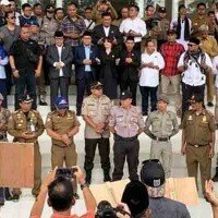 Ratusan warga yang tergabung dalam Somats saat mengelar aksi di gedung DPRD Kota Tangsel. (anton)