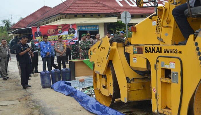 Ratusan botol miras digiling.(koesma)