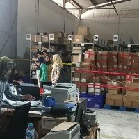 Petugas BPOM RI saat membongkar empat salah satu gudang penyimpanan obat, kosmetik, dan makanan ilegal.