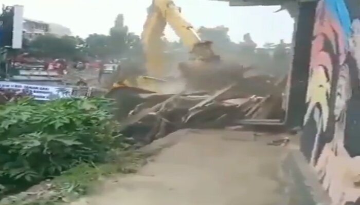 Penggusuran di lahan rumah deret Taman Sari, Bandung, Jawa Barat. (twitter @ambyarisme)