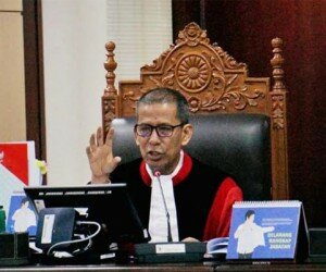 Hakim Mahkamah Konstitusi (MK), Saldi isra saat sidang perdana gugatan UU KPK di MK. (ikbal)