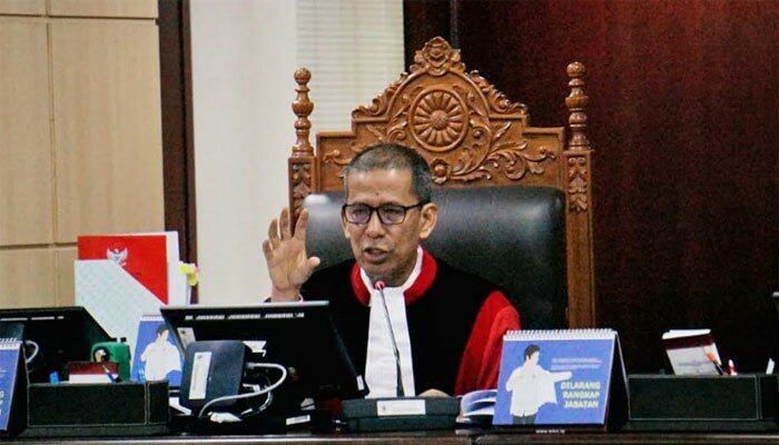 Hakim Mahkamah Konstitusi (MK), Saldi isra saat sidang perdana gugatan UU KPK di MK. (ikbal)