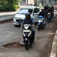 Sekda Kota Depok Hardiono saat melihat langsung lokasi kerusakan badan Jl. Raya GDC Depok yang menimbulkan korbab jiwa. (anton)