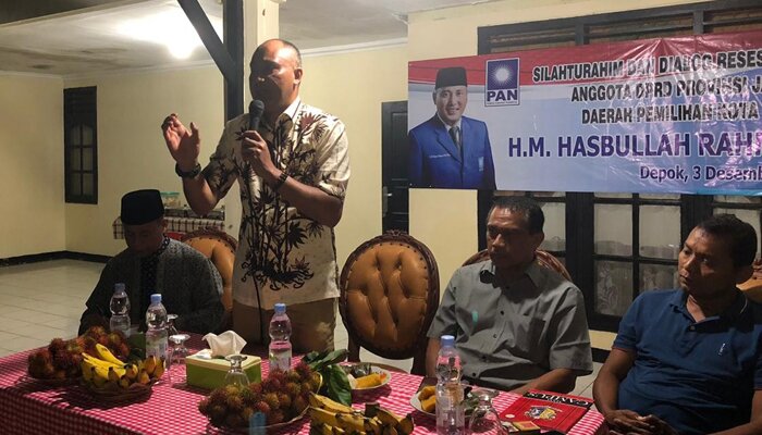 Anggota DPRD Propinsi Jabar Hasbullah saat dialog dengan warga Kampung Rawa Denok RW 08 Kel. Rangkapan Jaya Baru. (anton)