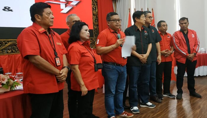 Sekjen PDIP Hasto Kristiyanto bersama jajaran pengurus partai di Kantor DPP PDIP. (ikbal)