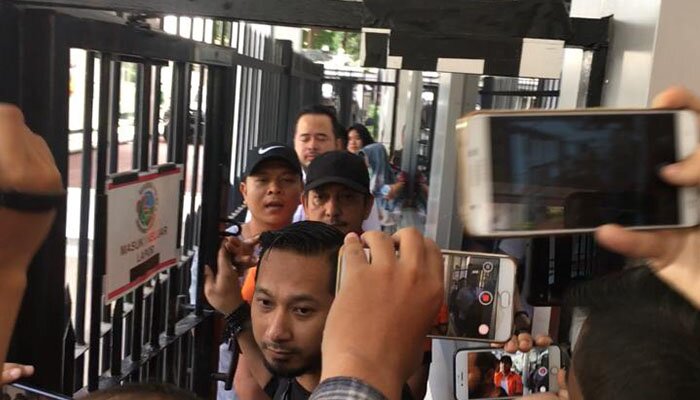 Ibra Azhari dibawa dari Gedung Direktorat Reserse Narkoba Polda Metro Jaya menuju Puslabfor Mabes Polri, pada Senin (30/12/2019). (firdha)