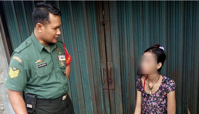 Anggota Babinsa mengamankan wanita yang diduga mencuri di rumah warga di Pancoran Mas, Depok. (ist)