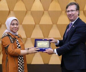 Menaker Ida Fauziah saat memberikan cendera mata pada perwakilan US-ASEAN Council.(ist)