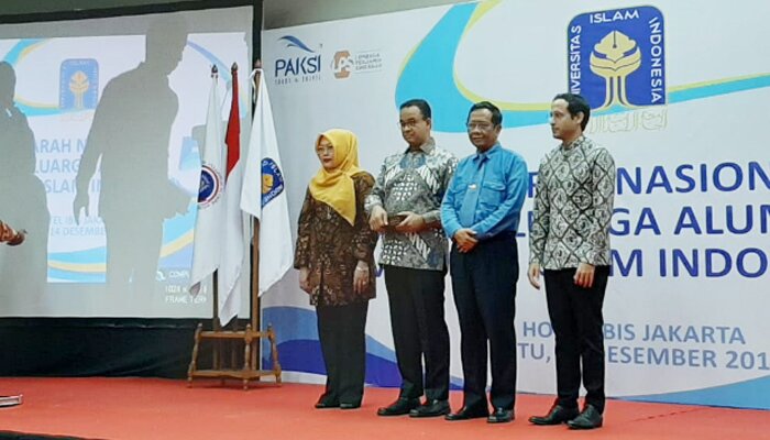 Mahfud MD bersama Anies Baswedan dan Mendikbud Nadiem Makarim hadiri Munas IKA UII. (adji)