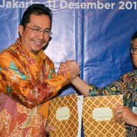 Perjanjian Kerja Sama yang ditandatangani oleh Direktur Kepesertaan BPJAMSOSTEK E. Ilyas Lubis dan Direktur Jenderal Bina Konstruksi Syarif Burhanuddin di Hotel Ambhara Jakarta Selatan, Rabu (11/12).(rihadin)