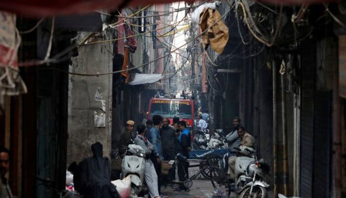 Area tempat pabrik berada di antara lorong-lorong sempit sehingga menyulitkan para petugas pemadam untuk mematikan api.(Reuters)