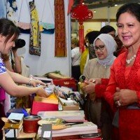 Iriana Joko Widodo saat menghadiri bazar amal ke-52 Women’s International Club (WIC) di Jakarta Convention Center (JCC