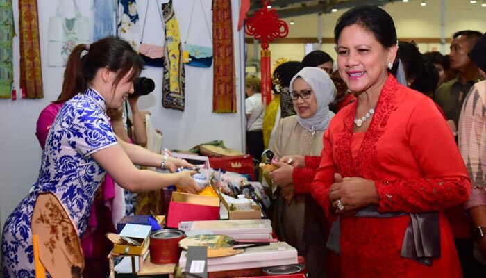 Iriana Joko Widodo saat menghadiri bazar amal ke-52 Women’s International Club (WIC) di Jakarta Convention Center (JCC