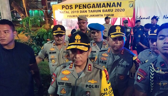 Kapolda Metro Jaya Irjen Gatot Eddy saat mengecek pos pam pangkalan jati. (Ifand)