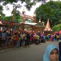 warga saat antri untuk masuk ke istana anak-anak. (ifand)