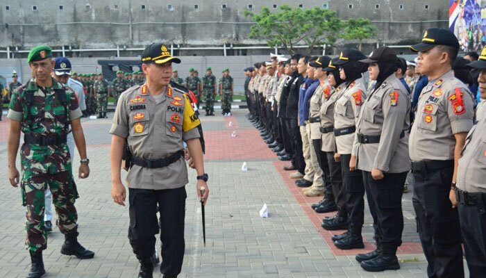 Kapolres Bekasi Kombes Pol Candra Sukma Kumara saat memeriksa pasukan dalam Apel persiapan Operasi Lilin Jaya 2019.(lina)