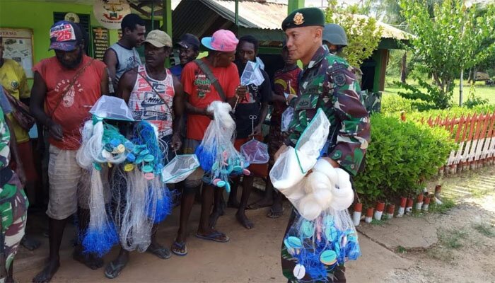 Satgas Kostrad beri bantuan jala pada warga Erambu.(ist)