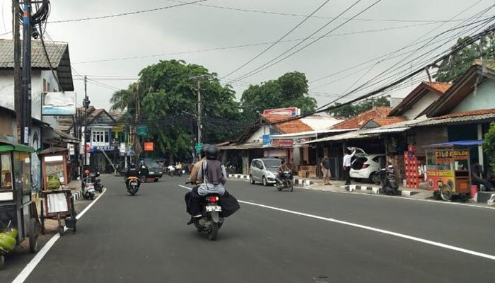 Kondisi badan Jl. Raya KSU Kalimulya yang sudah baik setelah diperbaiki dengan dana sebesar Rp 17 miliar dari Propinsi Jabar. (anton)