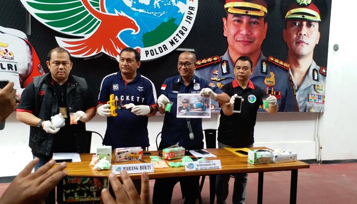 Kabid Humas Polda Metro Jaya Kombes Argo Yuwono didampingi Wadir Resnarkoba AKBP Sapta Maulana Marpaung menunjukkan barang bukti jaringan narkoba ekstasi.(ilham)