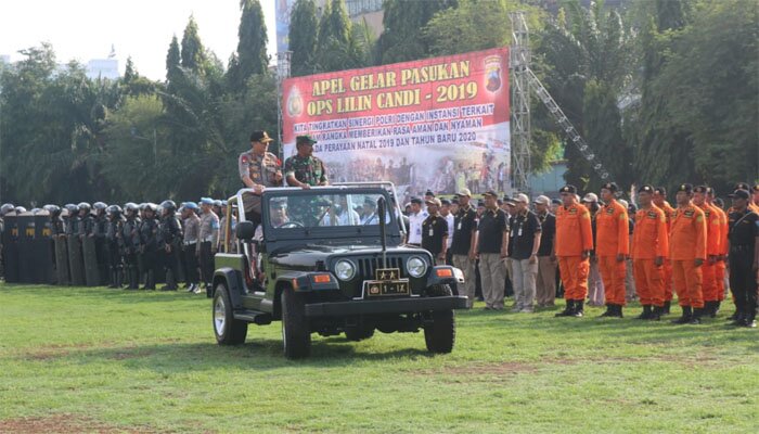 Kapolda Jateng Irjen Pol Rycko Amelza Dahniel Saat Memerika Pasukan Gelar Operasi Lilin Candi 2019 Di Lapangan Pancasila Semarang, Kamis(19/12) .(suatmadji)