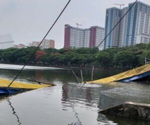 Jembatan gantung hutan kota Kemayoran, Jakarta Pusat, yang ambruk meski baru sehari diresmikan. (ist)
