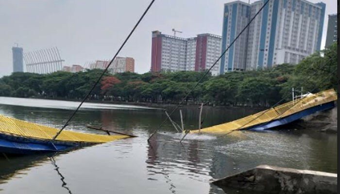 Jembatan gantung hutan kota Kemayoran, Jakarta Pusat, yang ambruk meski baru sehari diresmikan. (ist)