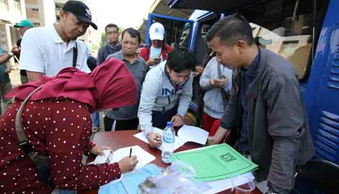 Warga serbu layana jemput bola pemutahiran data kependudukan. (wandi)