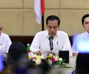 Presiden Jokowi saat memberikan keterangan didampingi Seskab Pramono Anung dan Menteri BUMN Erick Thohir. (ist)