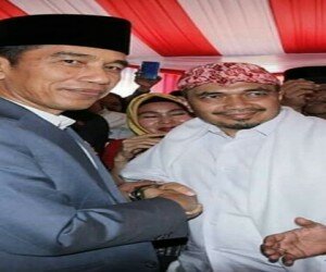Irwannur Latubual saat bersalaman dengan Jokowi di Pilpres. (ist)