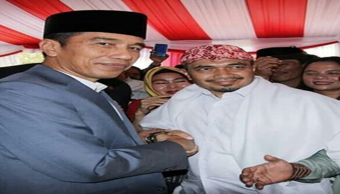 Irwannur Latubual saat bersalaman dengan Jokowi di Pilpres. (ist)