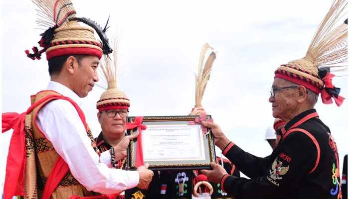 Presiden Jokowi dianugerahu gelar adat Dayak Lundayeh di Kabupaten Nunukan, Kalimantan Utara, Kamis (19/12)/2019).