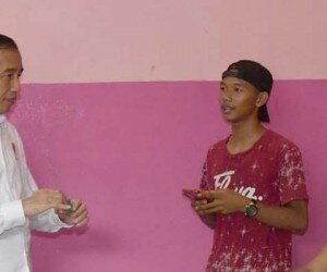 Teks Foto : Presiden Jokowi saat mengunjungi pasien di RSUD Cilegon. (ist)