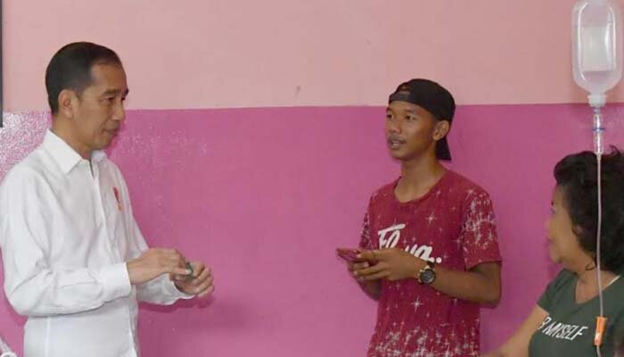 Teks Foto : Presiden Jokowi saat mengunjungi pasien di RSUD Cilegon. (ist)