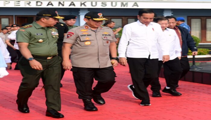Presiden Jokowi saat akan bertolak ke Kalimantan Timur. (ist)