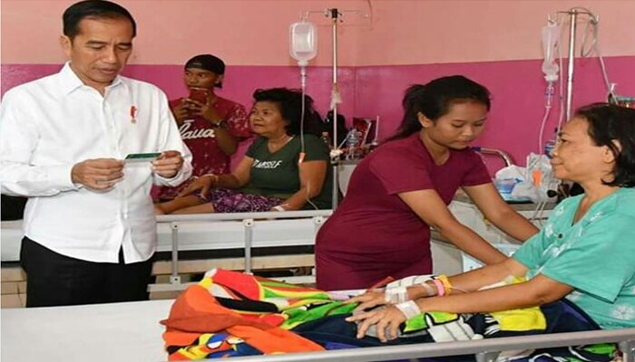 Presiden Jokowi meninjau pelayanan BPJS Kesehatan di RSUD Cilegon, Banten. (haryono)