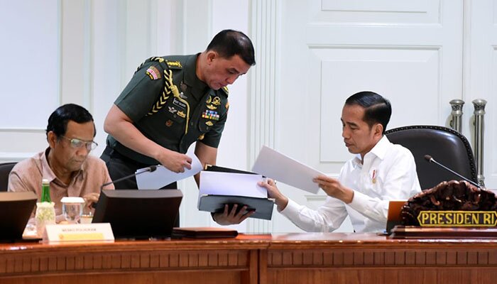Presiden Jokowi saat memimpin rapat terbatas. (ist)