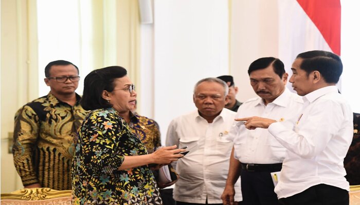 Presiden Jokowi saat memimpin rapat terbatas mengenai perkembangan penyusunan&nbsp; RUU Omnibus Law Cipta Lapangan Kerja, di Istana Kepresidenan Bogor, Jawa Barat, Jumat (27/12/2019). (ist)