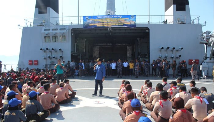 Ribuan peserta ikut Joy sailing kapal perang.(ist)