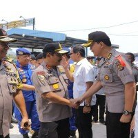 Kabaharkam Polri Irjen Pol Drs. Agus Andrianto beserta rombongan disambut Kapolda Lampung Irjen Purwadi Arianto. (koesma)