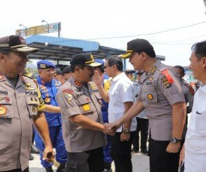 Kabaharkam Polri Irjen Pol Drs. Agus Andrianto beserta rombongan disambut Kapolda Lampung Irjen Purwadi Arianto. (koesma)