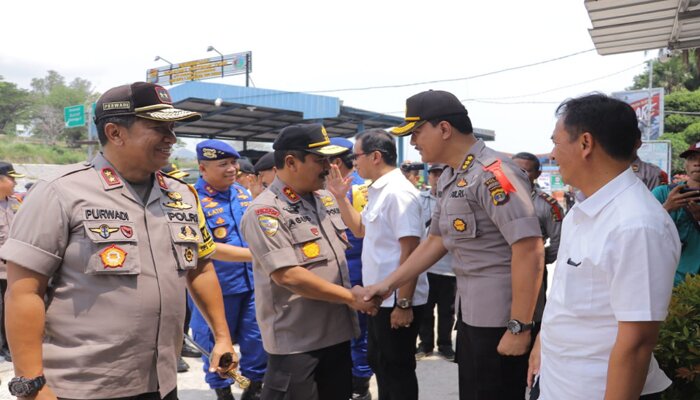Kabaharkam Polri Irjen Pol Drs. Agus Andrianto beserta rombongan disambut Kapolda Lampung Irjen Purwadi Arianto. (koesma)