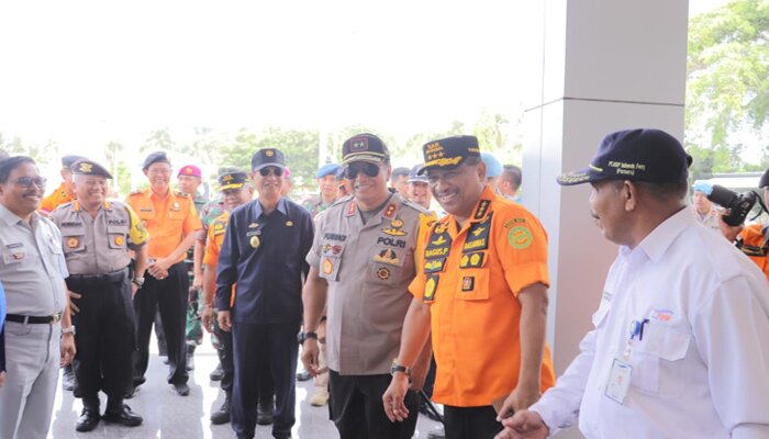 Kabasarnas Marsdya TNI Bagus Puruhito, S.E., M.M., beserta rombongan cek kesiapan Posko SAR di Pelabuhan Bakauheni. (koesma)