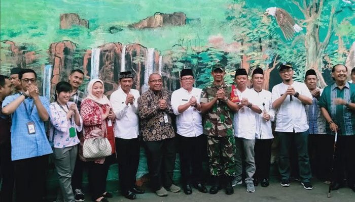 Camat Kebayoran Lama foto bersama di lokasi kampung warna warni. (wandi)