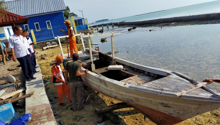 Petugas PPSU tengah menertibkan bangkai kapal milik nelayan di Pulau Panggang. (deny)