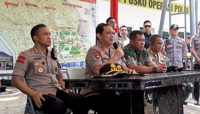 Kapolda Metro Jaya, Irjen Gatot Eddy Pramono bersama Pangdam Jaya, Mayjen Eko Margiono saat jumpa pers terkait ledakan di Monas. (silaen)