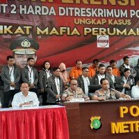 Kapolda Metro Jaya Irjen Pol Gatot Eddy Pramono (tengah), Kabid Humas Polda Metro Jaya Kombes Pol Yusri Yunus (ketiga dari kiri), dialam konferensi pers ungkap kasus penipuan penjualan rumah syariah, di Polda Metro Jaya, Jakarta Selatan