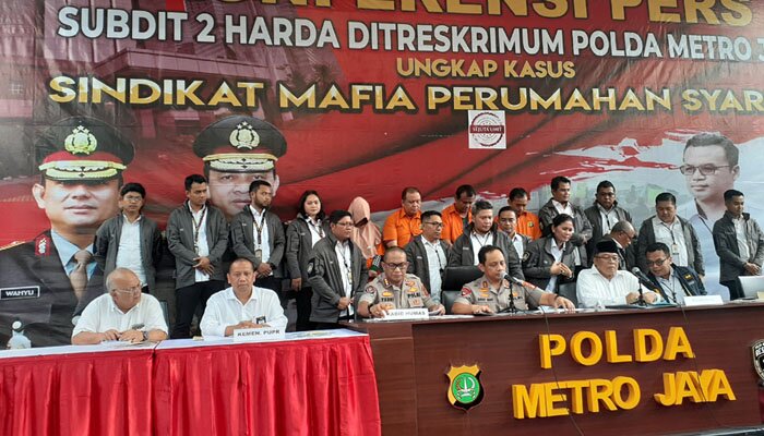 Kapolda Metro Jaya Irjen Pol Gatot Eddy Pramono (tengah), Kabid Humas Polda Metro Jaya Kombes Pol Yusri Yunus (ketiga dari kiri), dialam konferensi pers ungkap kasus penipuan penjualan rumah syariah, di Polda Metro Jaya, Jakarta Selatan