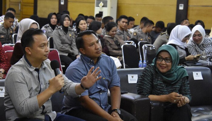 Kapolres Bogor AKBP Muhamad Joni (kiri) bersama Bupati Bogor Ade Yasin (kanan) dan jajarannya mengikuti talk show usai nobar film Surga Kecil di Bondowoso. (yopi)