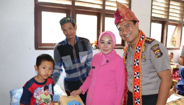 Kapolres Lampung Barat AKBP Rachmat Tri Hariyadi,S.IK.,M.H. diacara bhakti sosial.(koesma0